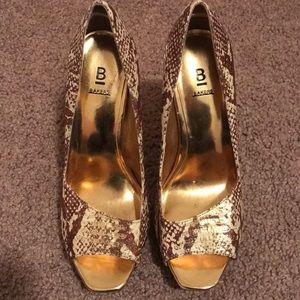 Tan and gold snake skin pumps
